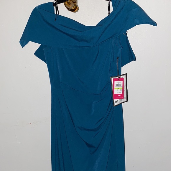 Vince Camuto Maxi Dress. - Picture 3 of 16